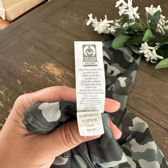 Athleta Lightning Camo 7/8 Tight Green Gray High Rise  w/ Pockets Size small - Picture 9 of 10